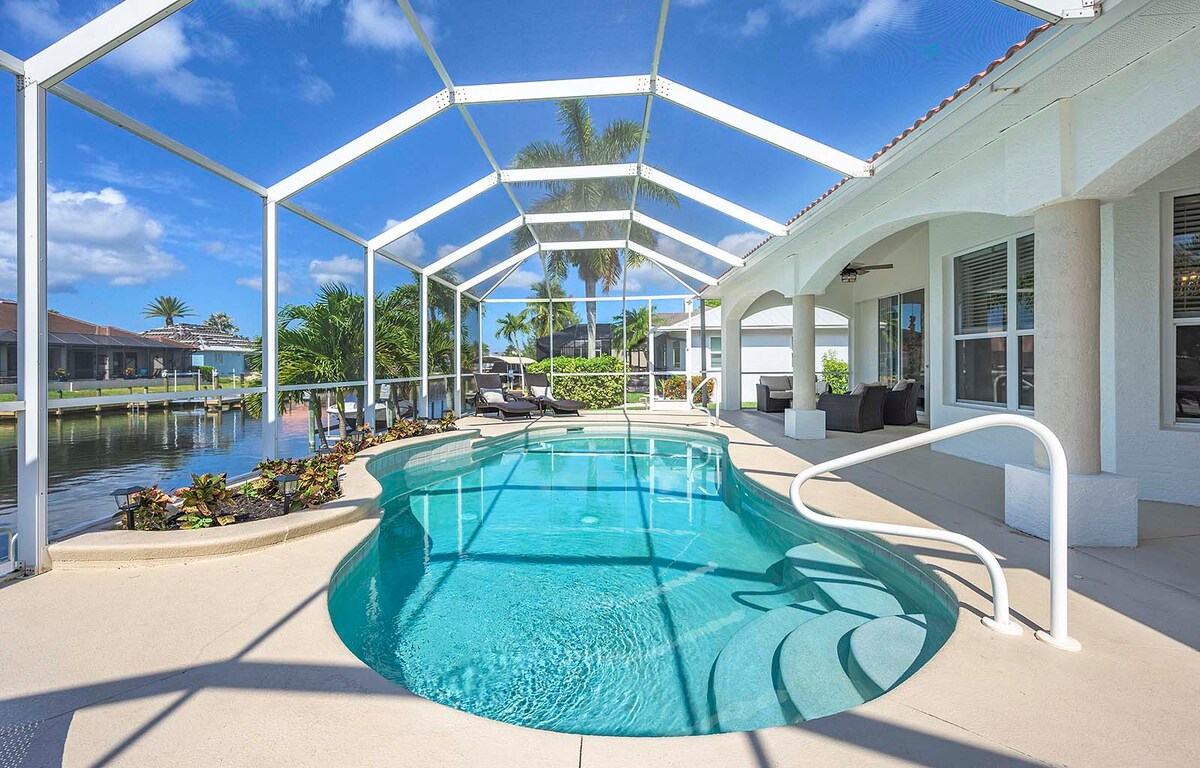 Überdachte Veranda mit Blick auf den Kanal und Sitzbereich.