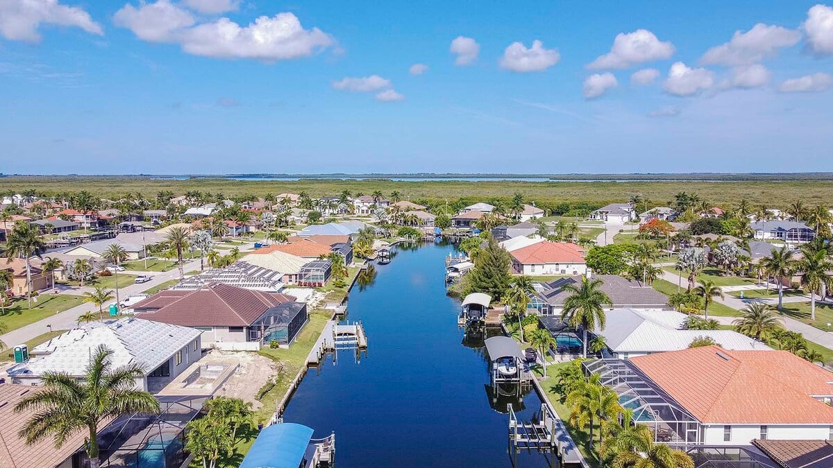 Überdachte Veranda mit Blick auf den Kanal.
