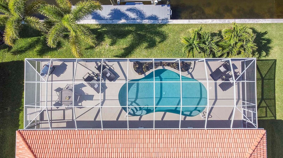 Überdachte Veranda mit Blick auf den Kanal und Zugang zum Bootsdock.