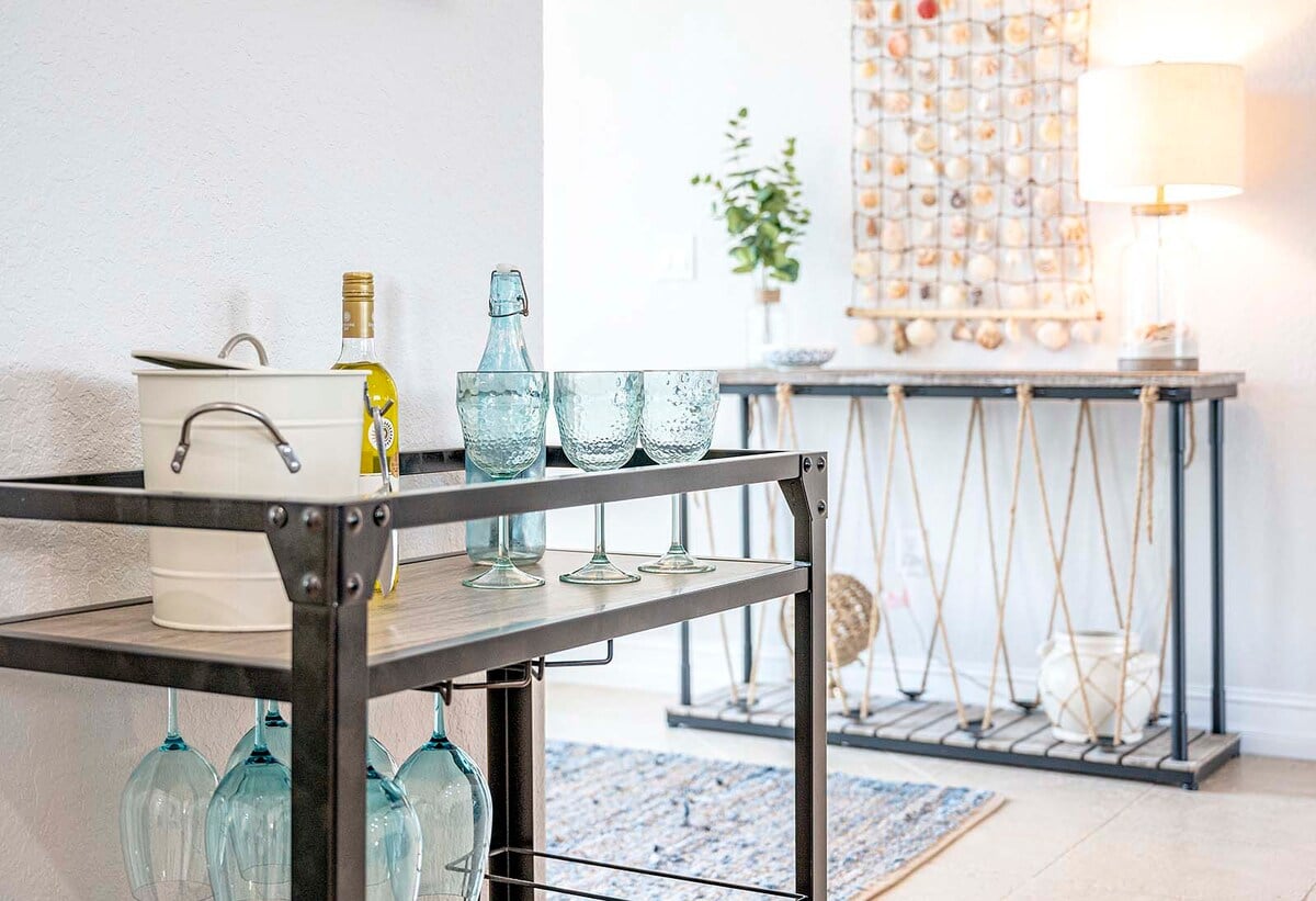 Überdachte Veranda mit Blick auf den Kanal und privatem Bootsdock.