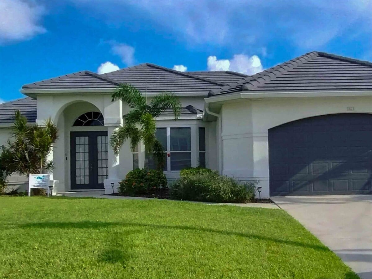 Beheizter Pool mit Sonnenliegen und Blick auf den Kanal.