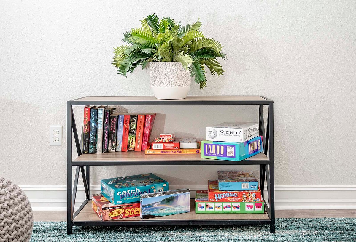 Überdachte Veranda mit Blick auf den Kanal und Sitzbereich.