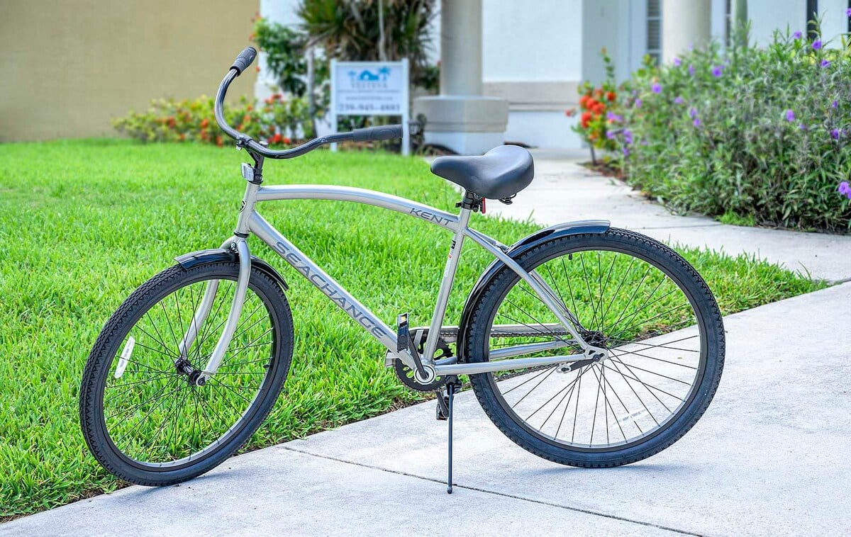 Beheizter Pool mit Sonnenliegen und Blick auf den Kanal.