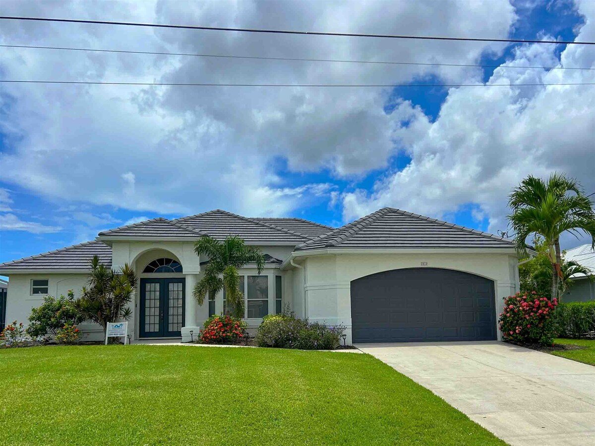 Beheizter Pool mit Sonnenliegen und Blick auf den Kanal.