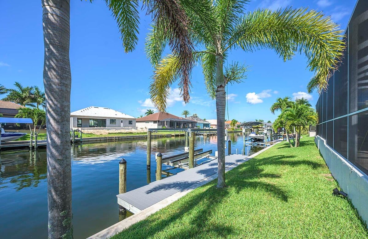Beheizter Pool mit Sonnenliegen und Blick auf den Kanal.