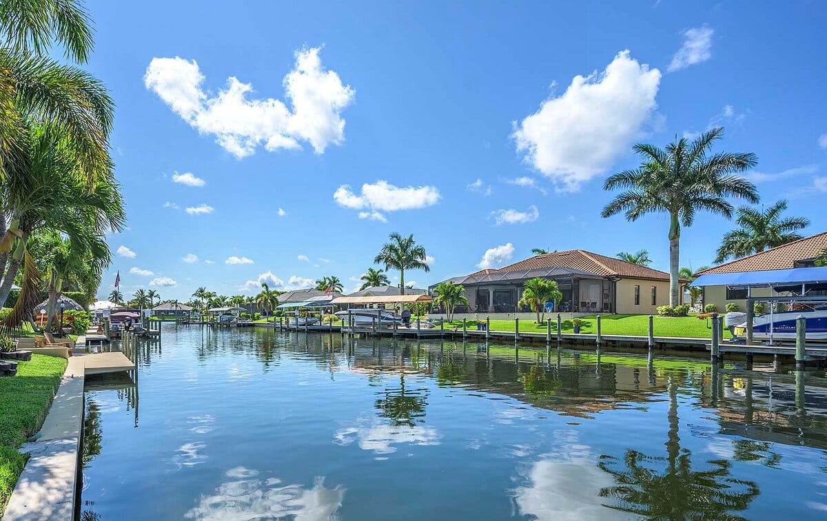 Beheizter Pool mit Sonnenliegen und Blick auf den Kanal.
