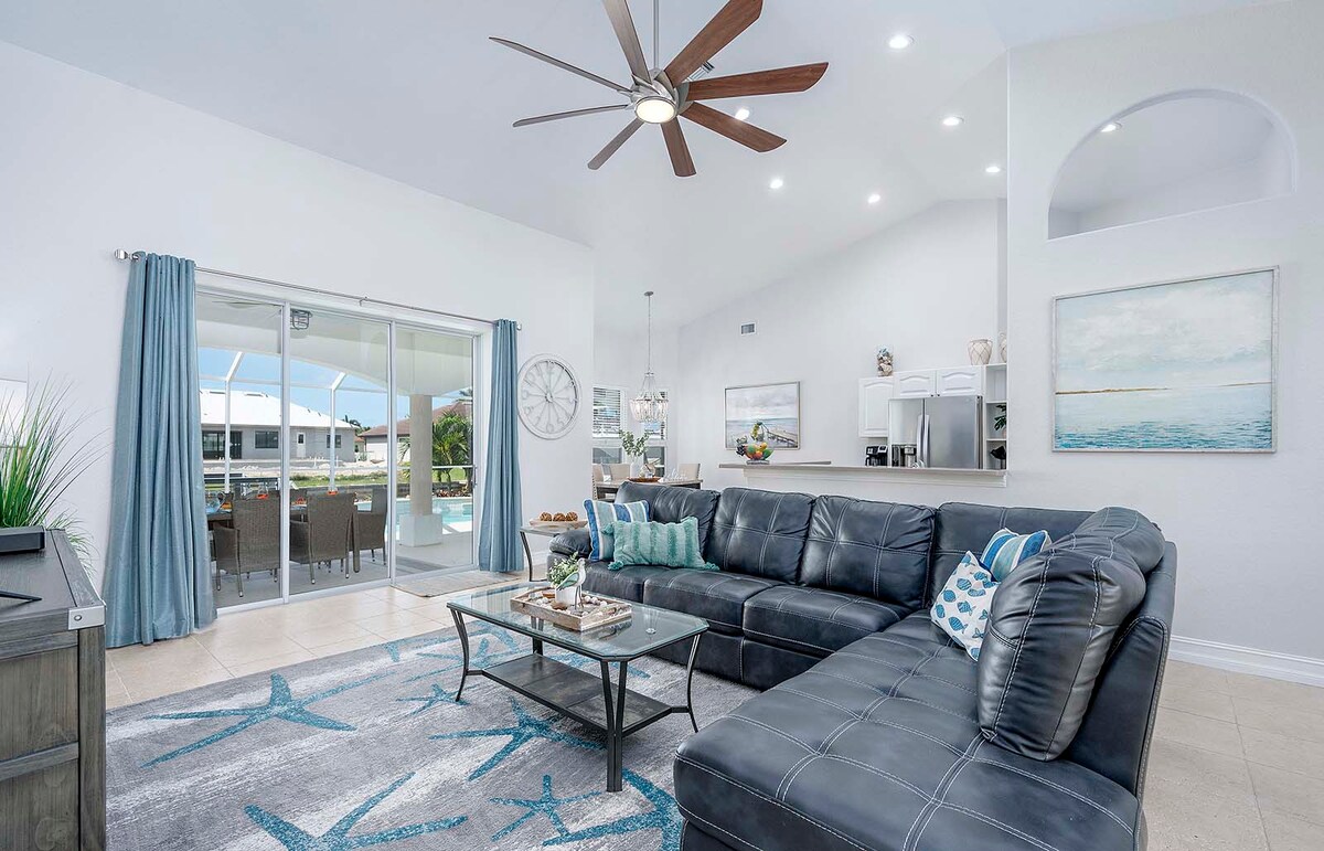 Beheizter Pool mit Sonnenliegen und Blick auf den Kanal.