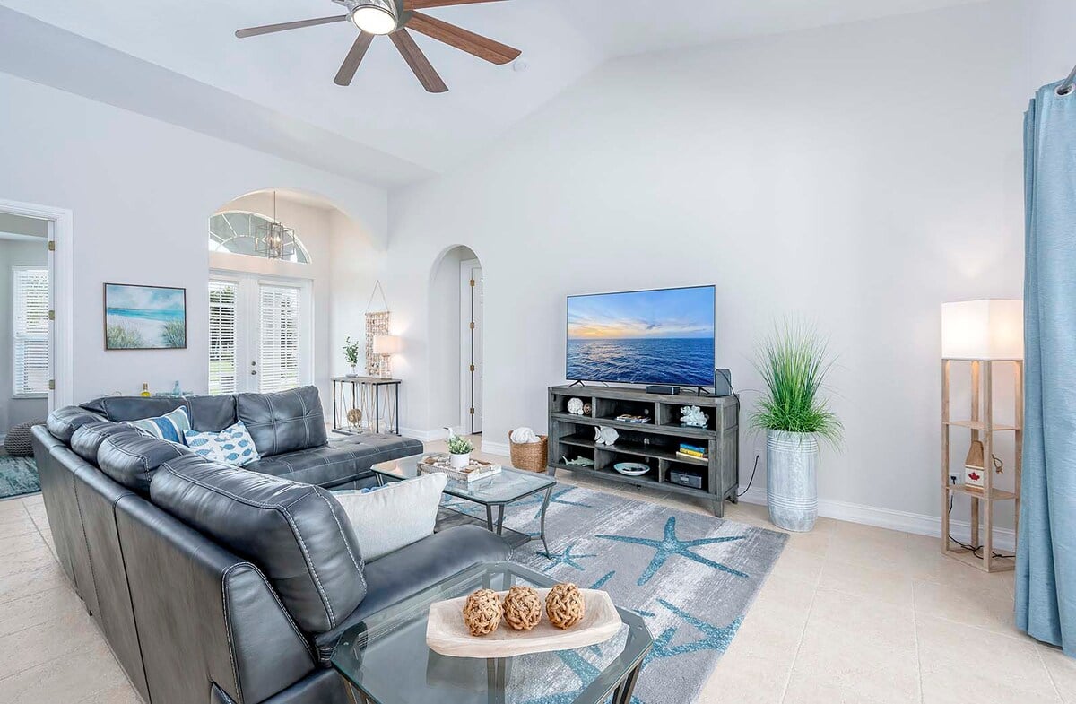 Überdachte Veranda mit Blick auf den Kanal.