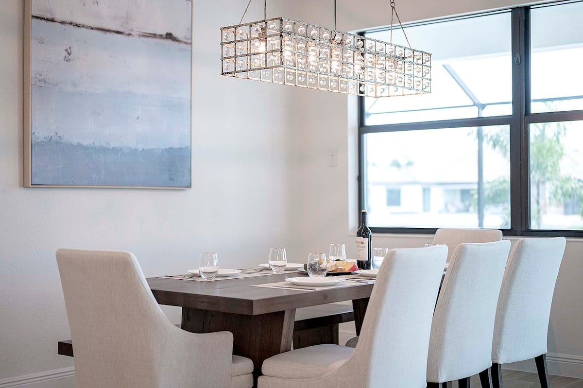 Überdachte Terrasse mit Blick auf den Kanal und den Pool.