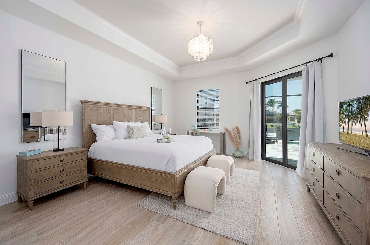 Überdachte Terrasse mit Blick auf den Kanal und den Pool.