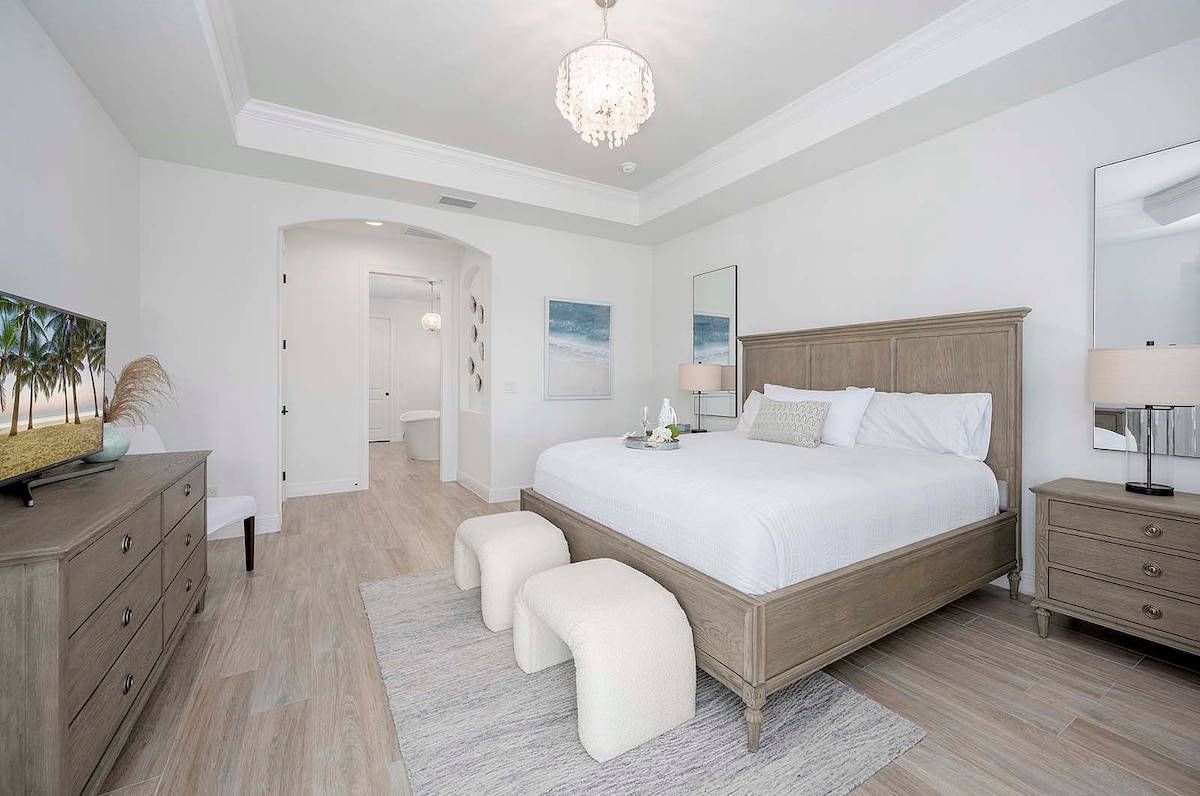 Überdachte Veranda mit Esstisch und Blick auf den Kanal.