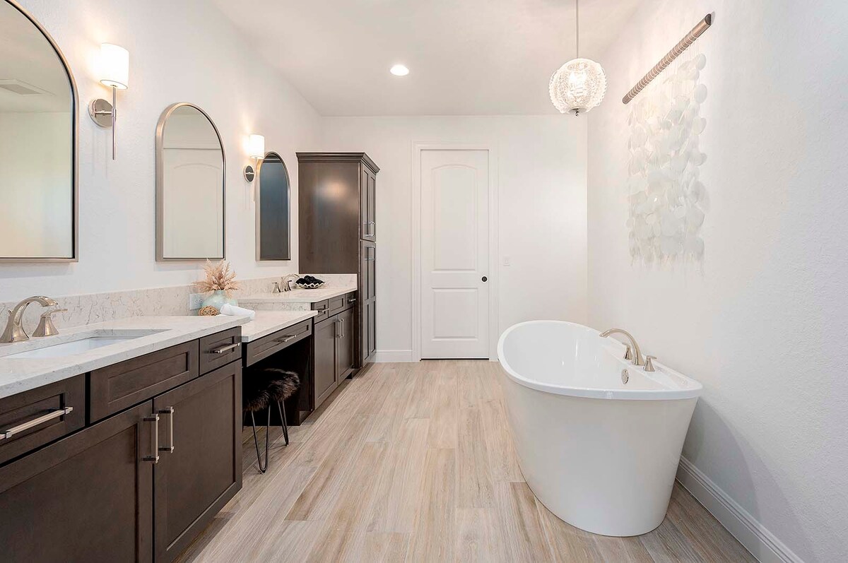 Überdachte Terrasse mit Blick auf den Kanal und Salzwasser-Pool.