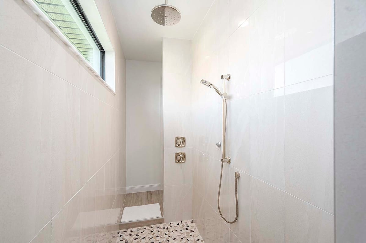 Überdachte Terrasse mit Blick auf den Kanal und den Pool.