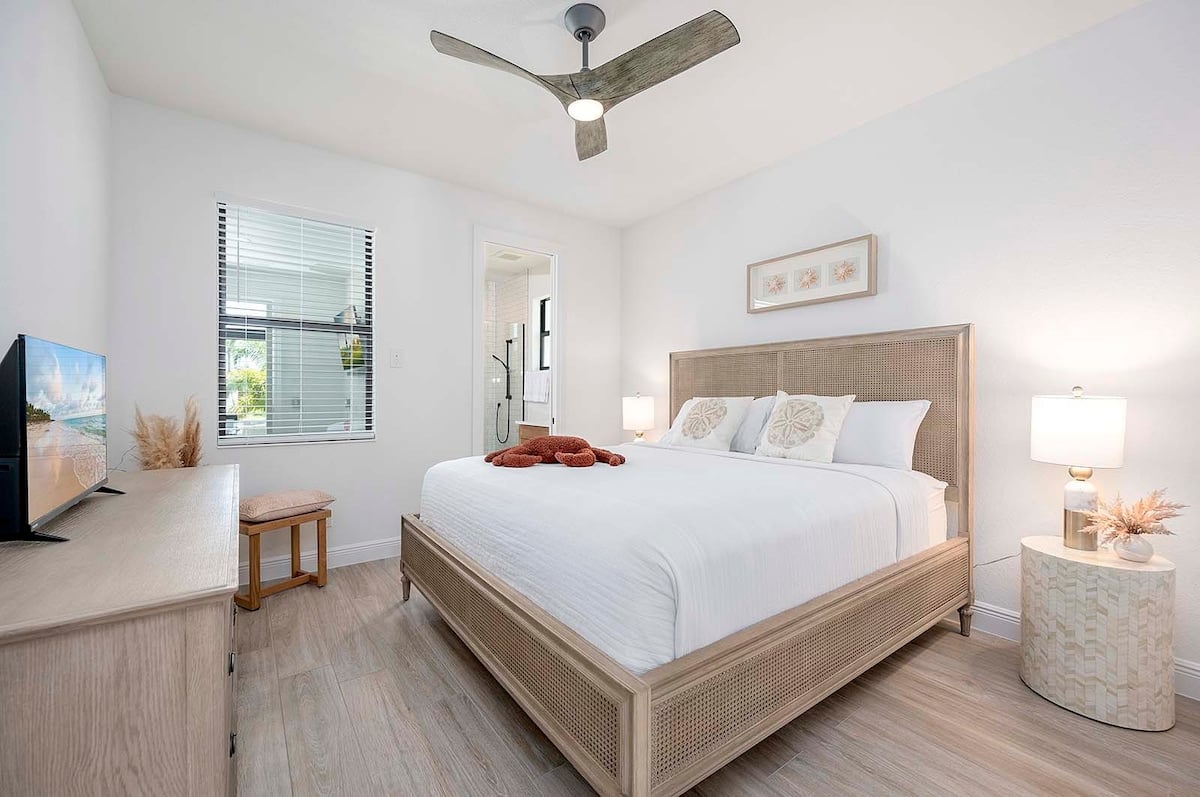 Überdachte Veranda mit Grillbereich und Blick auf den Kanal.