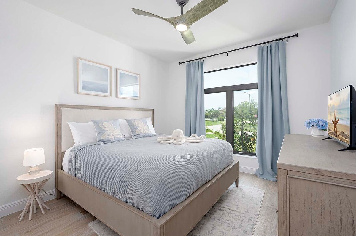 Überdachte Terrasse mit Grillbereich und Blick auf den Kanal.