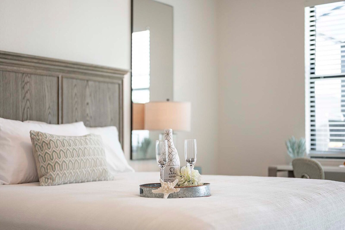 Überdachte Terrasse mit Blick auf den Kanal und den Pool.