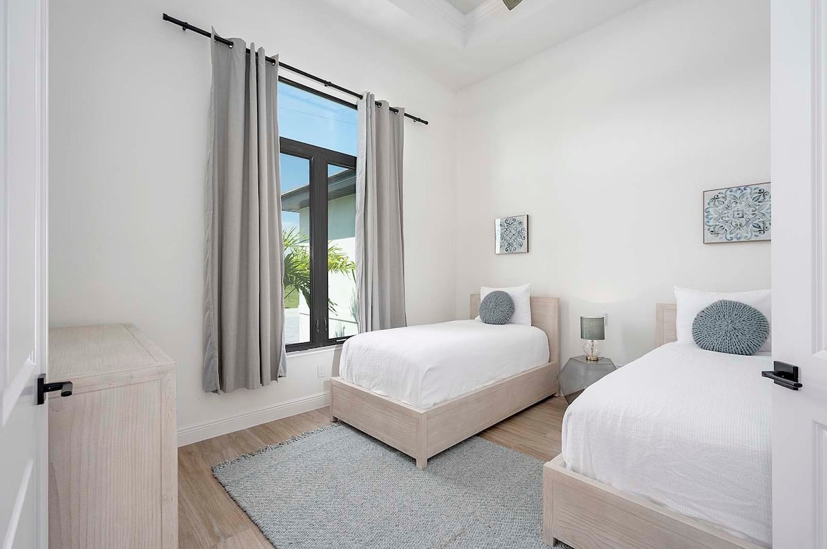 Überdachte Terrasse mit Blick auf den Salzwasser-Pool und den Kanal.