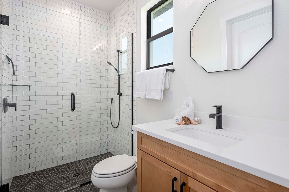 Überdachte Poolterrasse mit Salzwasser-Pool und Blick auf den Kanal.