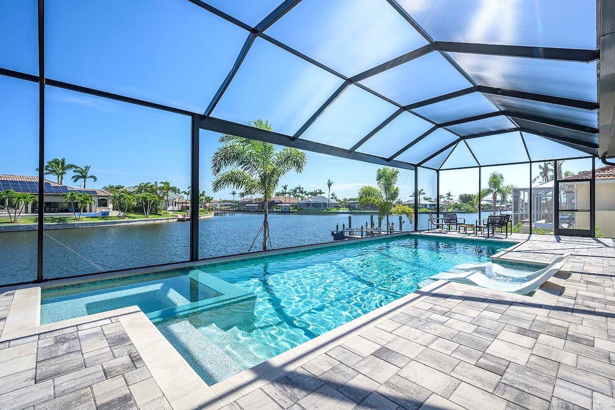 Terrasse mit Blick auf den Kanal und Salzwasser-Pool.
