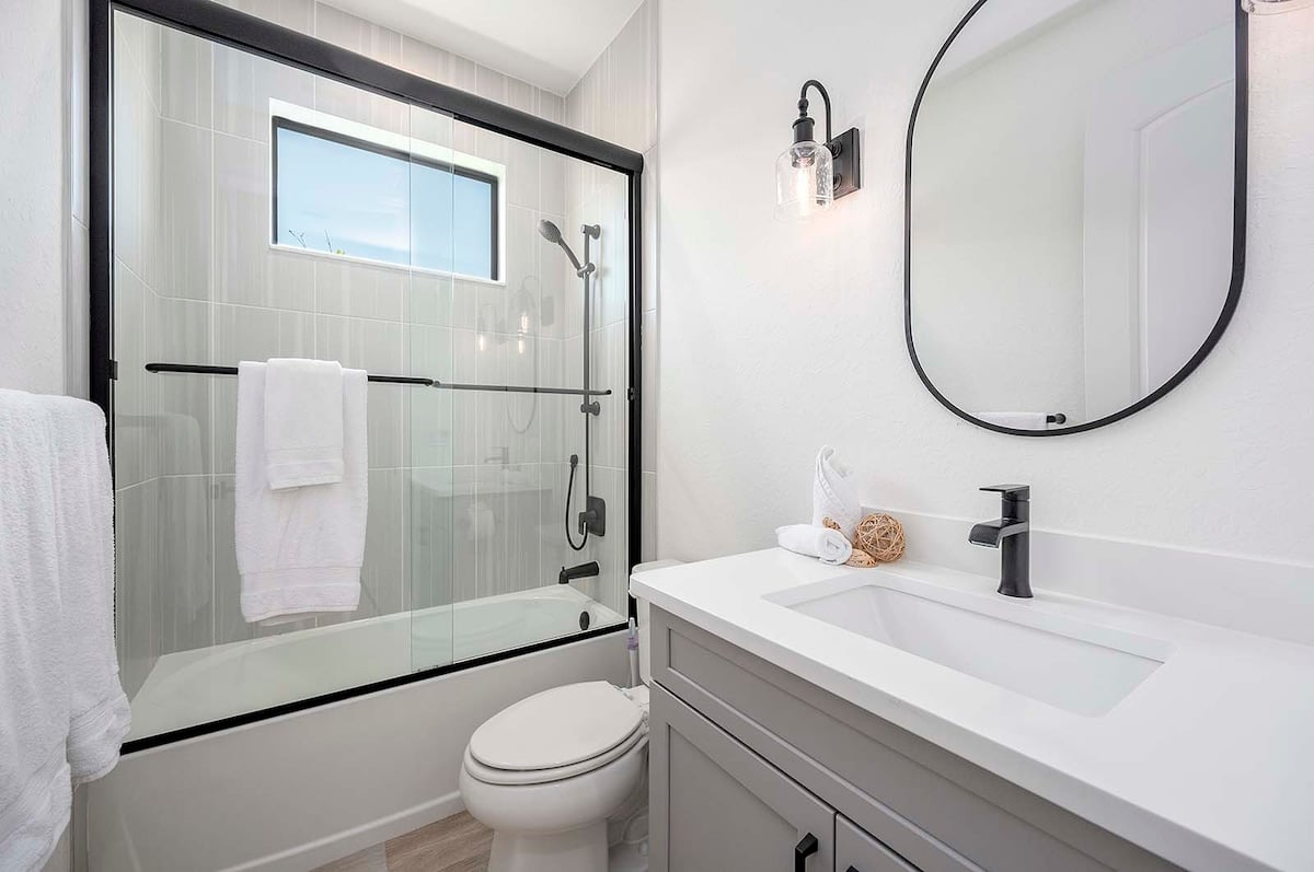 Überdachte Terrasse mit Sitzbereich und Blick auf den Kanal.