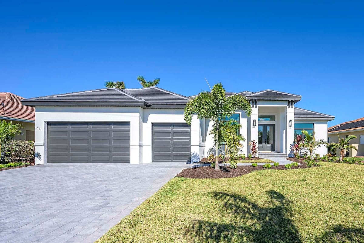Überdachte Veranda mit Grillbereich und Blick auf den Kanal.