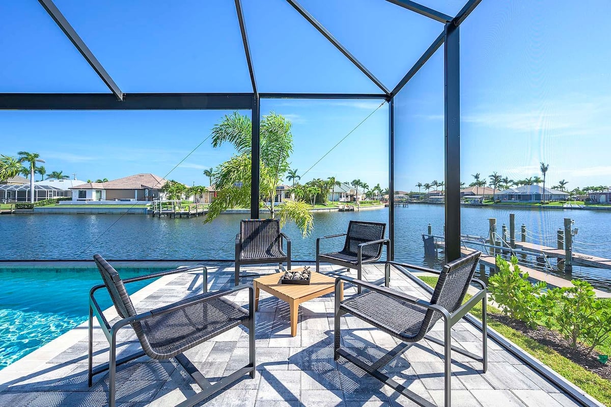 Überdachte Veranda mit BBQ-Bereich und Blick auf den Kanal.