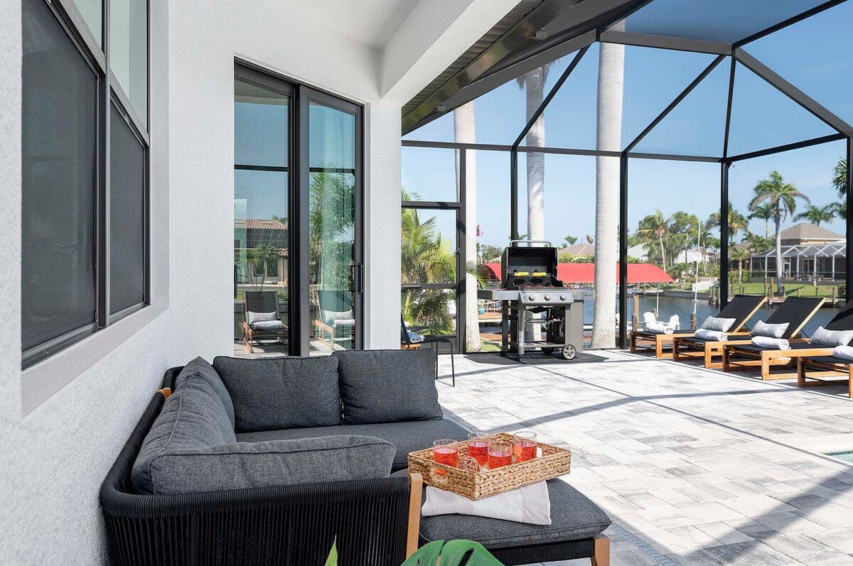 Überdachte Veranda mit BBQ-Bereich und Blick auf den Kanal.