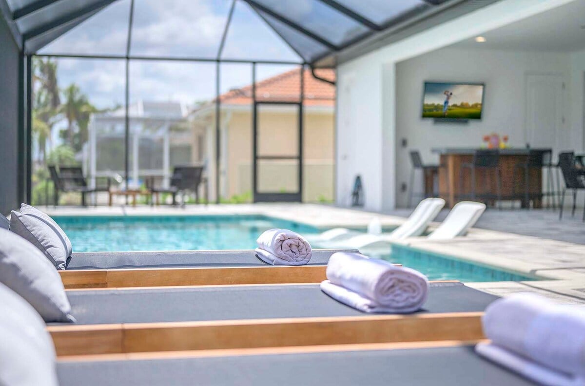 Überdachte Terrasse mit Essbereich und Blick auf den Kanal.