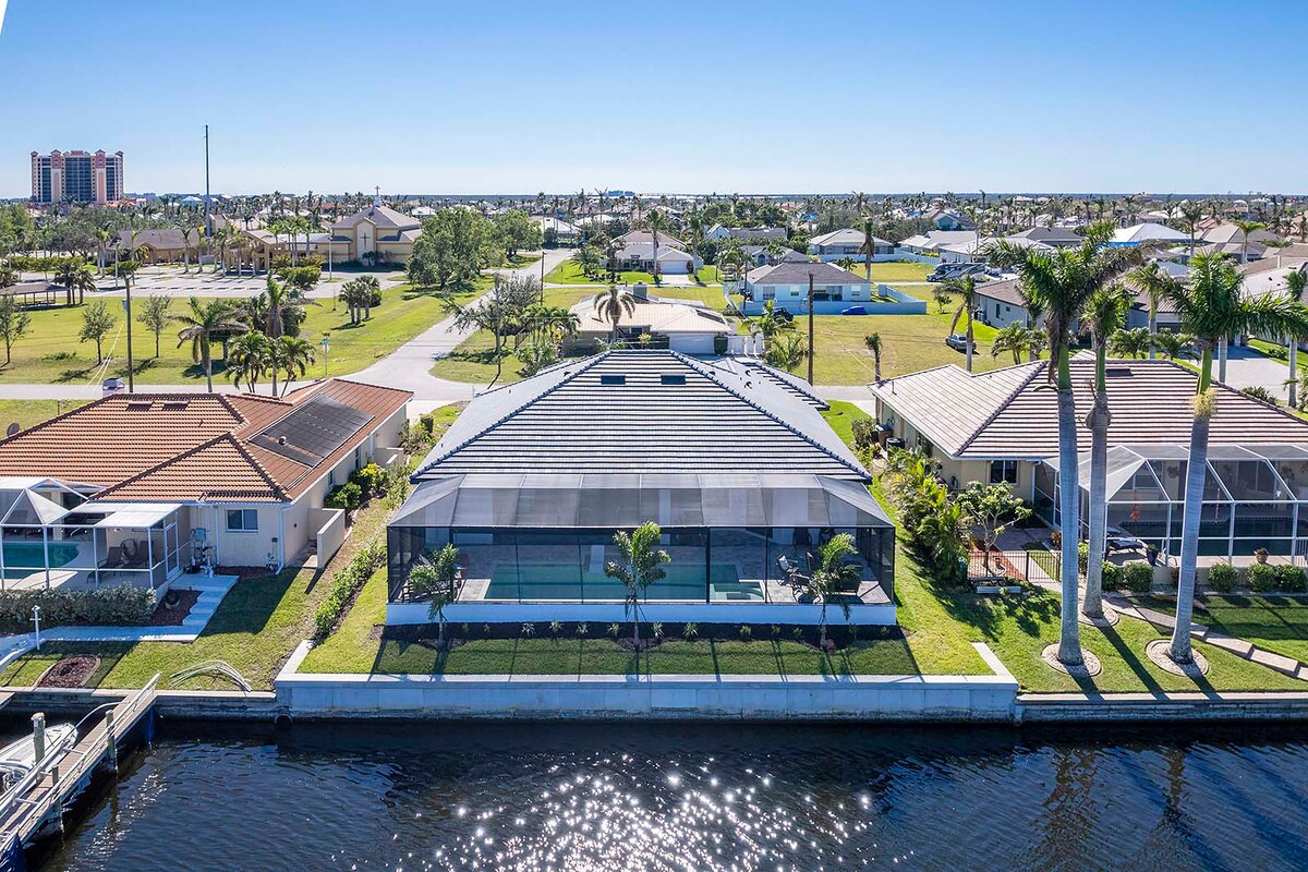 Überdachte Terrasse mit Esstisch und Blick auf den Kanal.