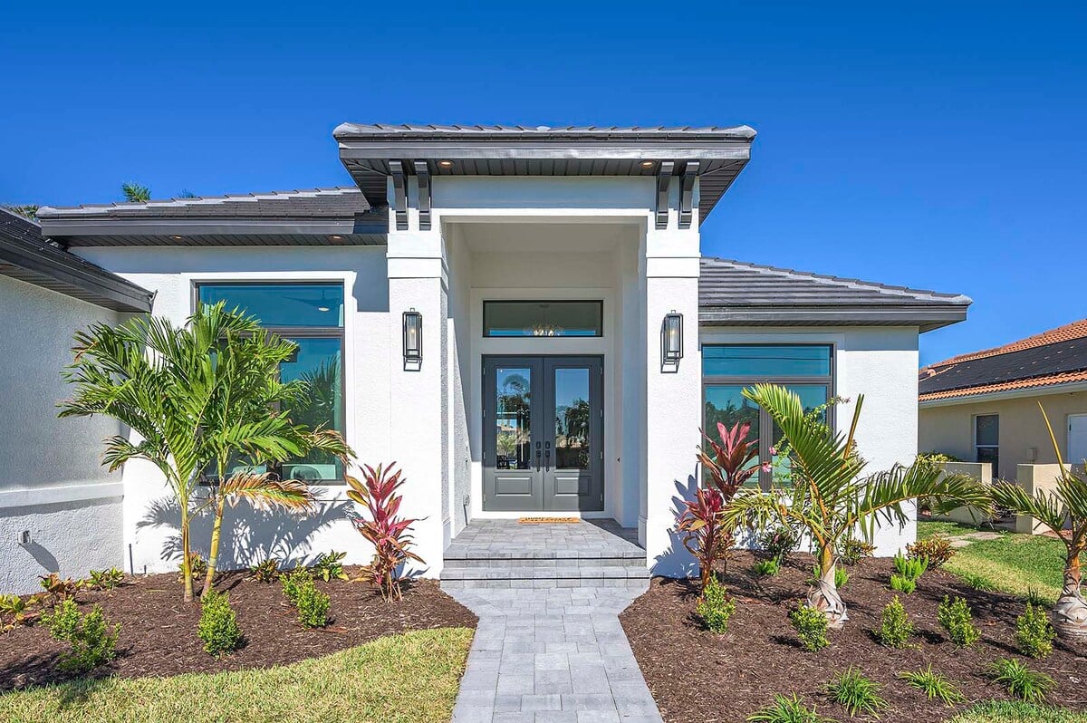 Überdachte Terrasse mit Blick auf den Kanal und den Salzwasser-Pool.