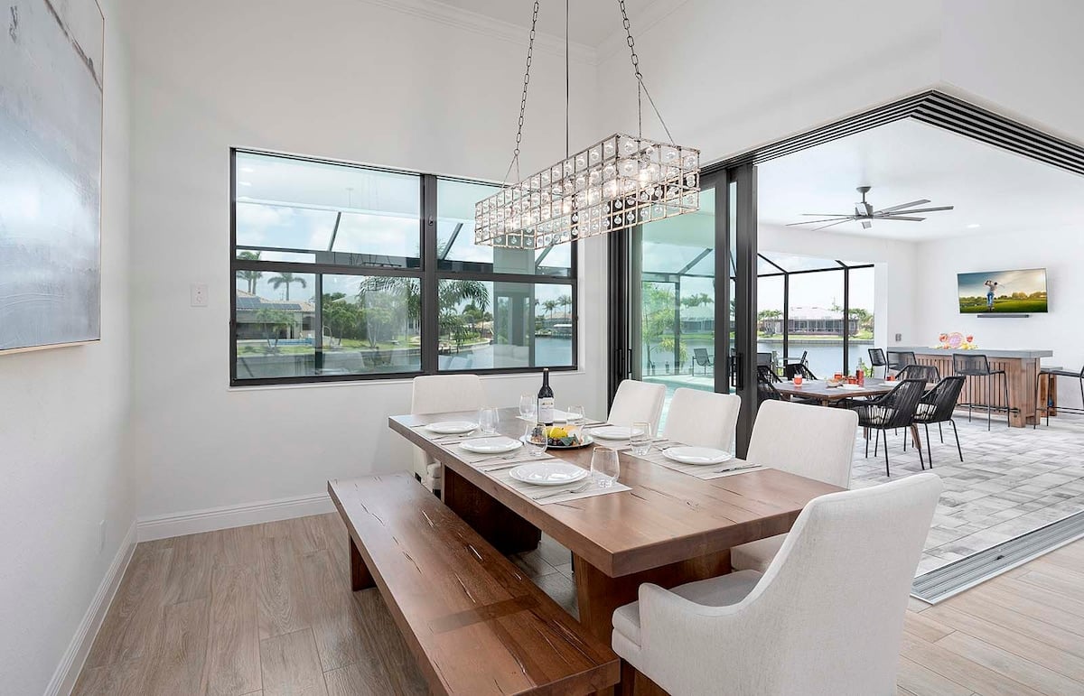 Überdachte Terrasse mit Blick auf den Salzwasser-Pool und den Kanal.