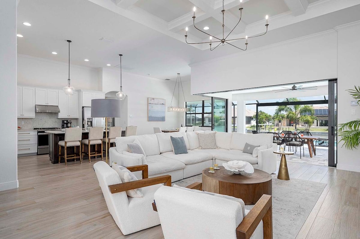 Überdachte Terrasse mit Esstisch und Blick auf den Kanal.