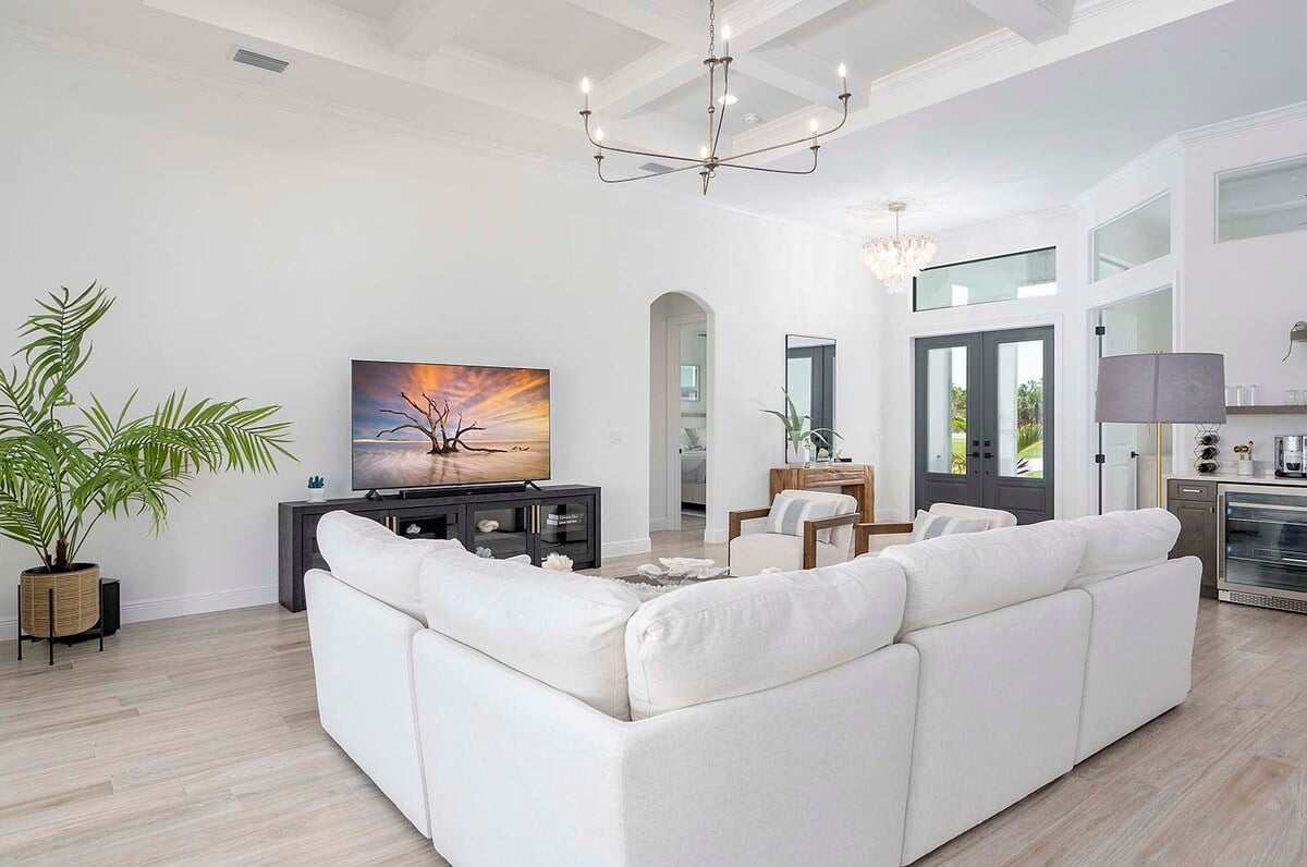 Salzwasser-Pool mit Terrasse und Blick auf den Kanal.