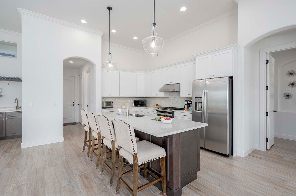 Überdachte Terrasse mit Esstisch und Blick auf den Kanal.