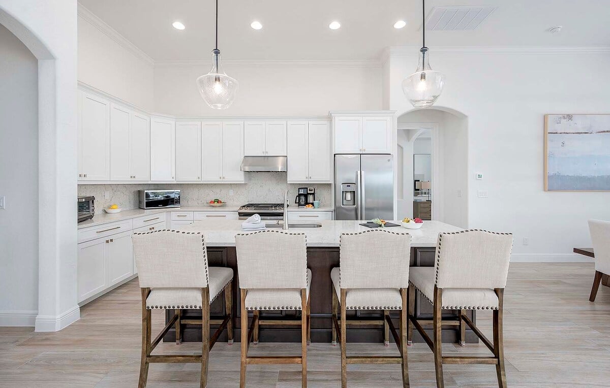 Überdachte Terrasse mit Blick auf den Kanal und Zugang zum Salzwasser-Pool.