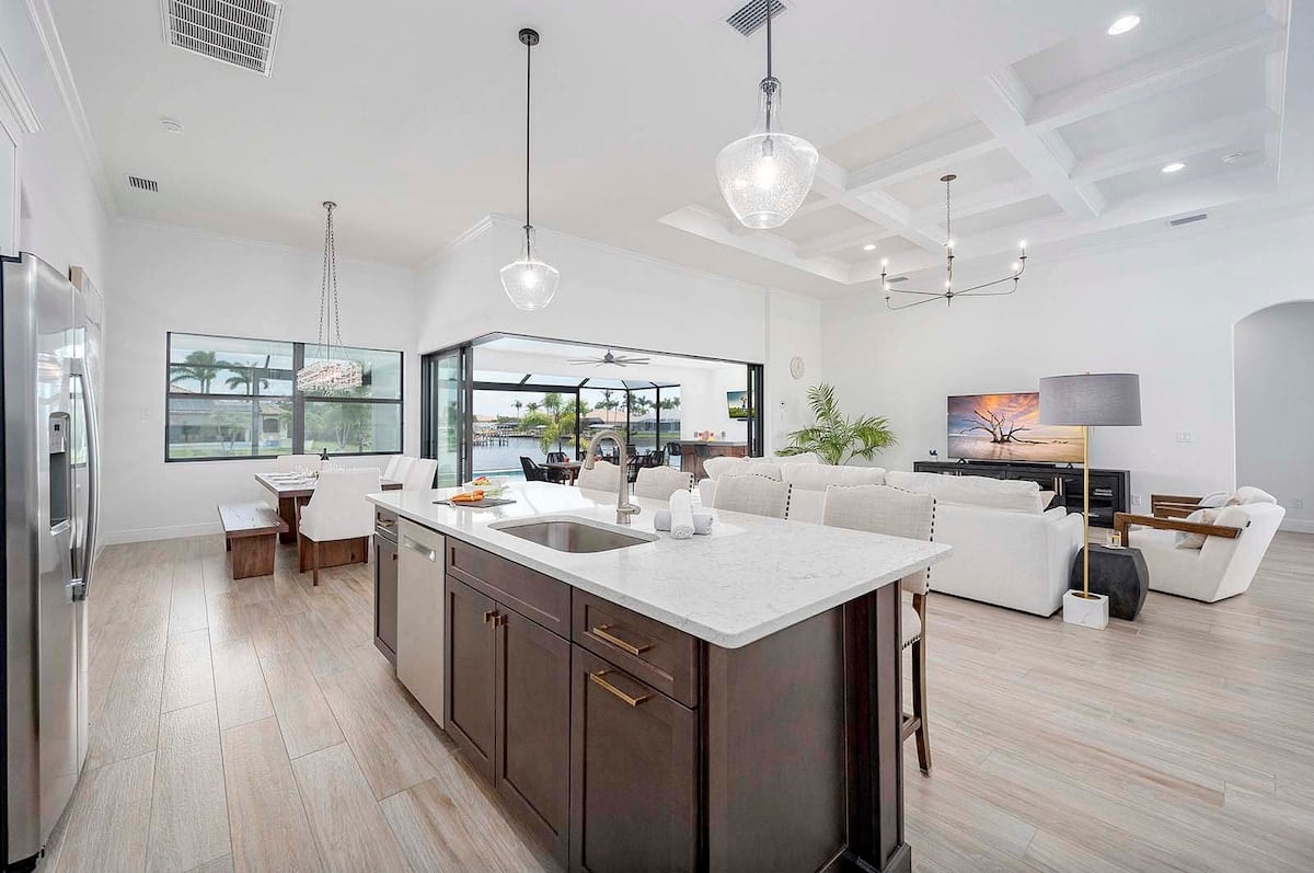 Überdachte Terrasse mit Blick auf den Salzwasser-Pool und den Kanal.