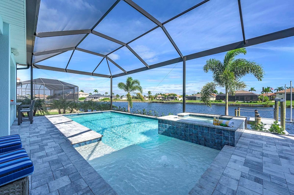 Privater Salzwasser-Pool am Kanal mit Bootsdock.