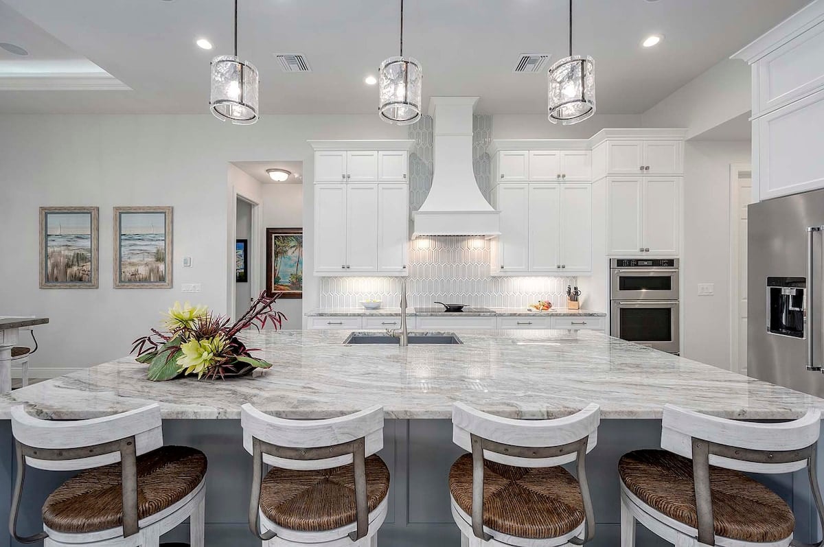 Privater Salzwasser-Pool am Kanal mit Bootsdock und Sitzbereich im Freien.