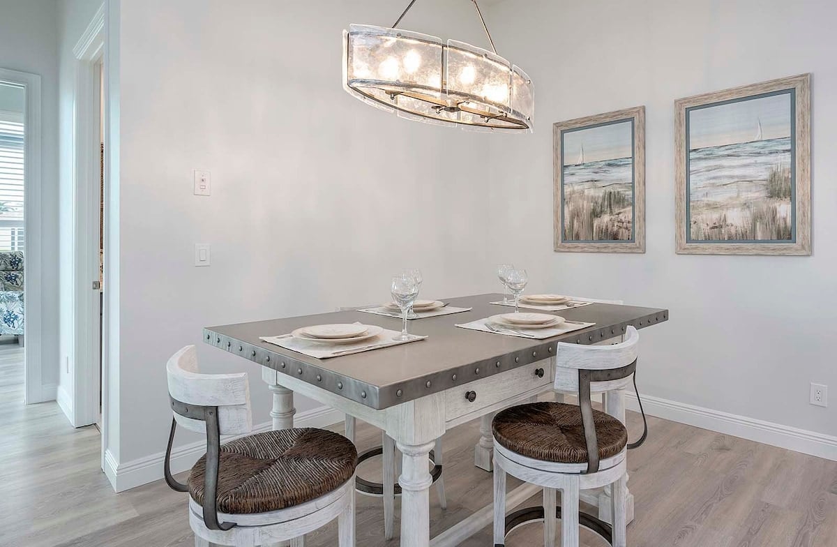 Privater Salzwasser-Pool am Kanal mit Bootsdock.