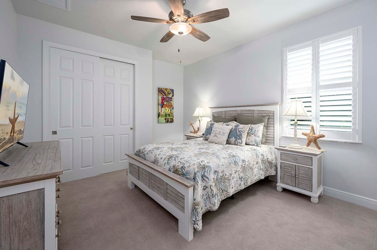 Privater Salzwasser-Pool am Kanal mit Bootsdock und Terrasse.