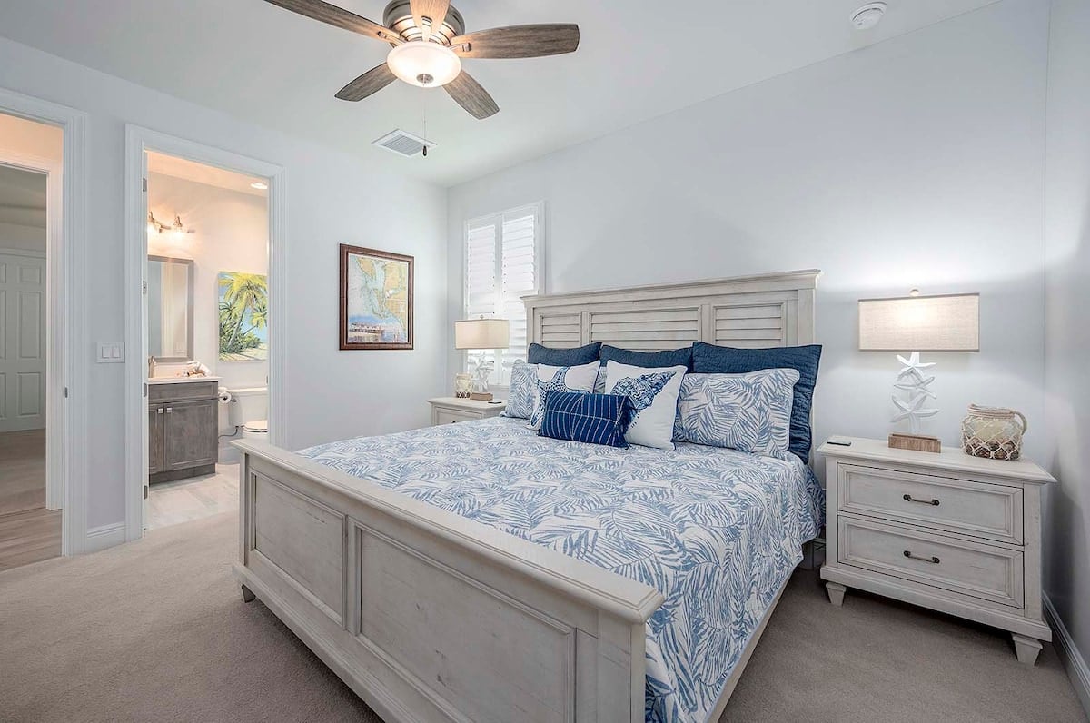 Privater Salzwasser-Pool am Kanal mit Bootsdock.