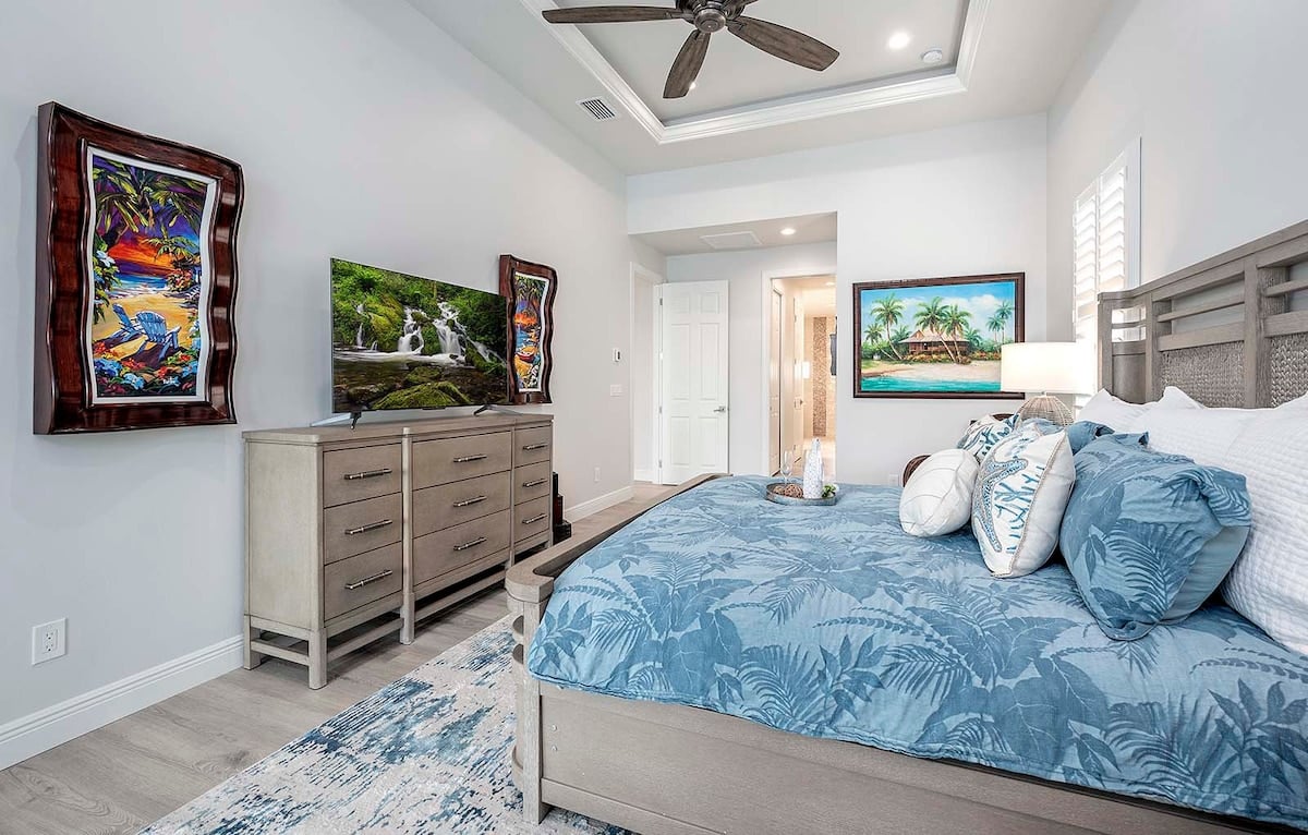 Privater Salzwasser-Pool am Kanal mit Bootsdock und Sitzbereich im Außenbereich.