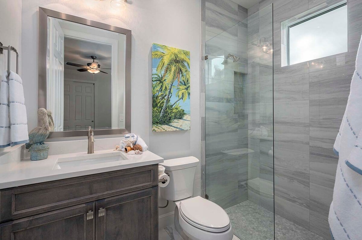 Privater Salzwasser-Pool am Kanal mit Bootsdock und Sitzbereich im Außenbereich.