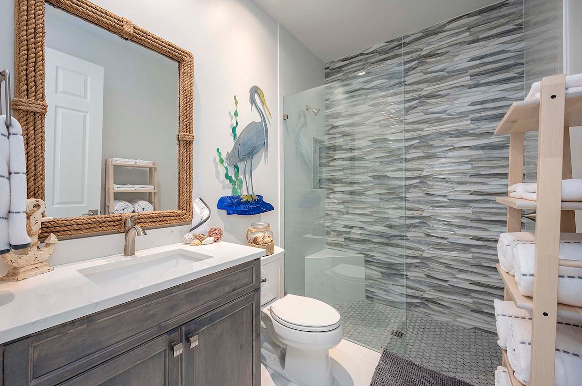 Privater Salzwasser-Pool am Kanal mit Bootsdock und Sitzbereich im Freien.