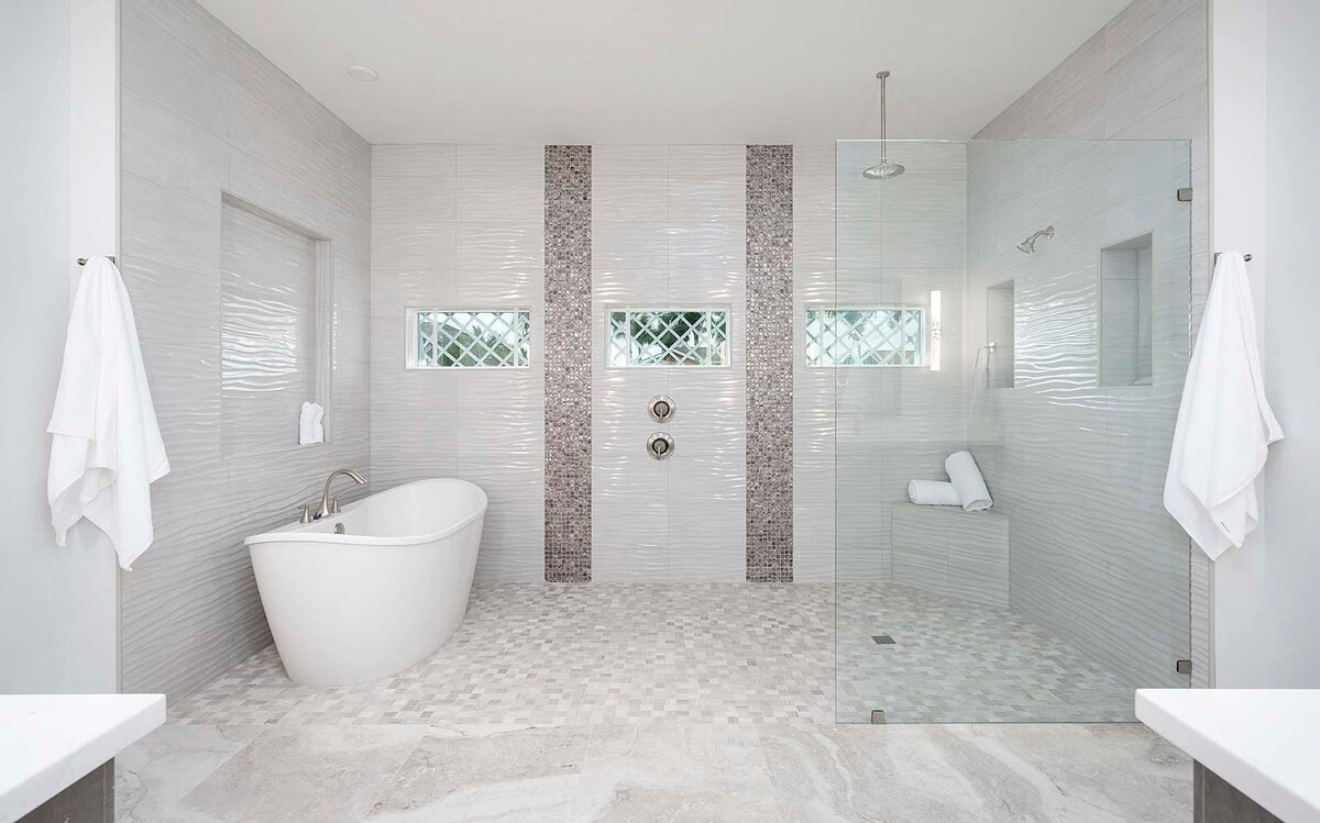 Privater Salzwasser-Pool am Kanal mit Bootsdock und Sitzbereich im Außenbereich.