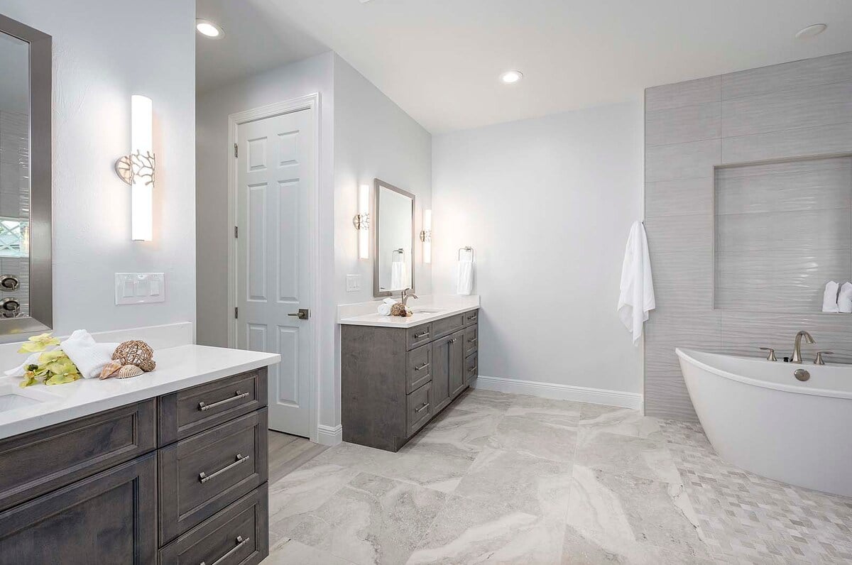 Privater Salzwasser-Pool mit Blick auf den Kanal und Bootsdock.