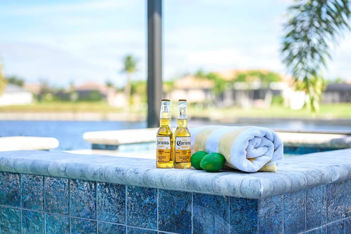 Privater Salzwasser-Pool am Kanal mit Bootsdock und Terrasse.