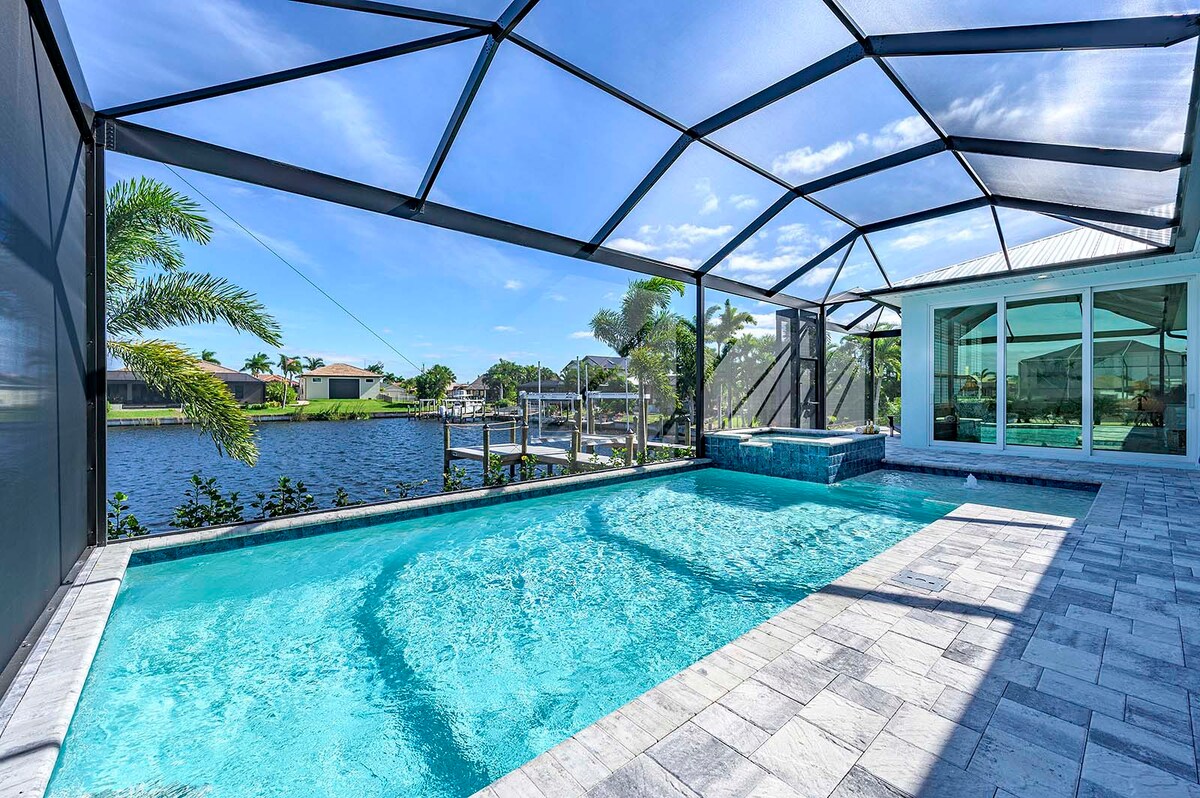 Privater Salzwasser-Pool mit Terrasse am Kanal und Bootsdock.