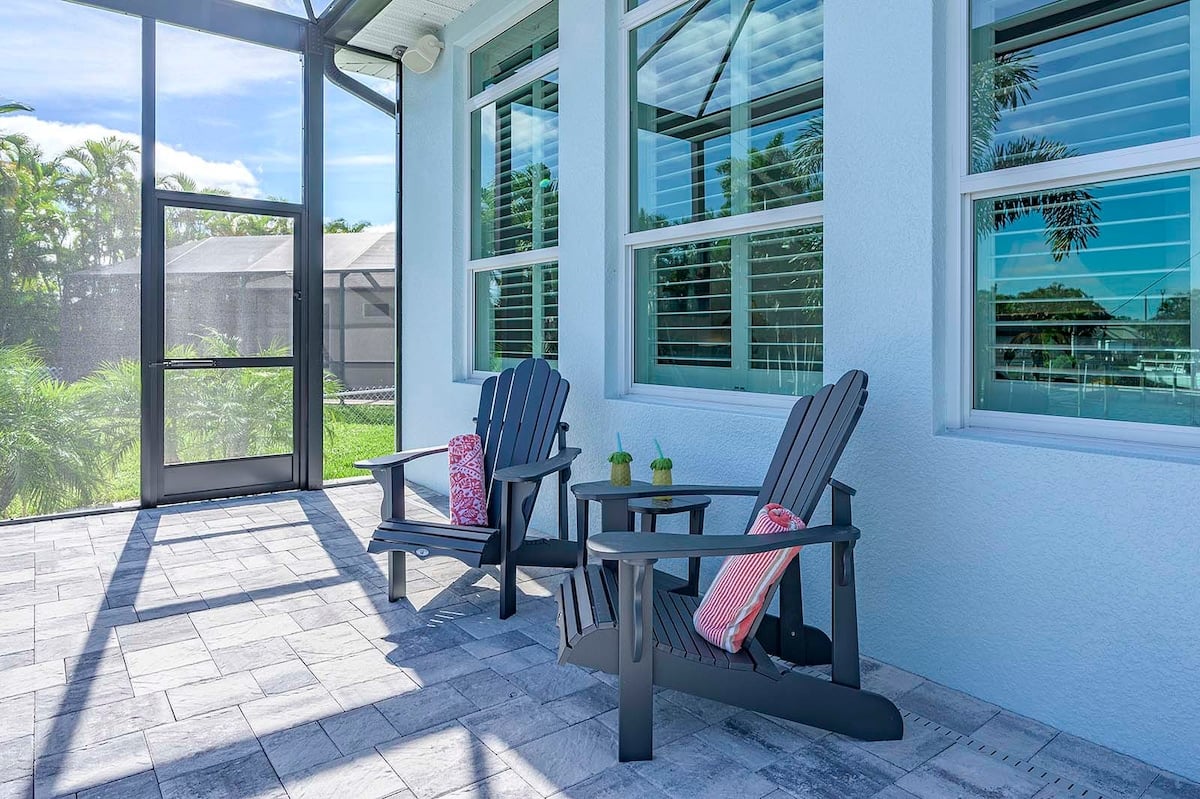 Außenbereich am Kanal mit privatem Bootsdock und Salzwasser-Pool