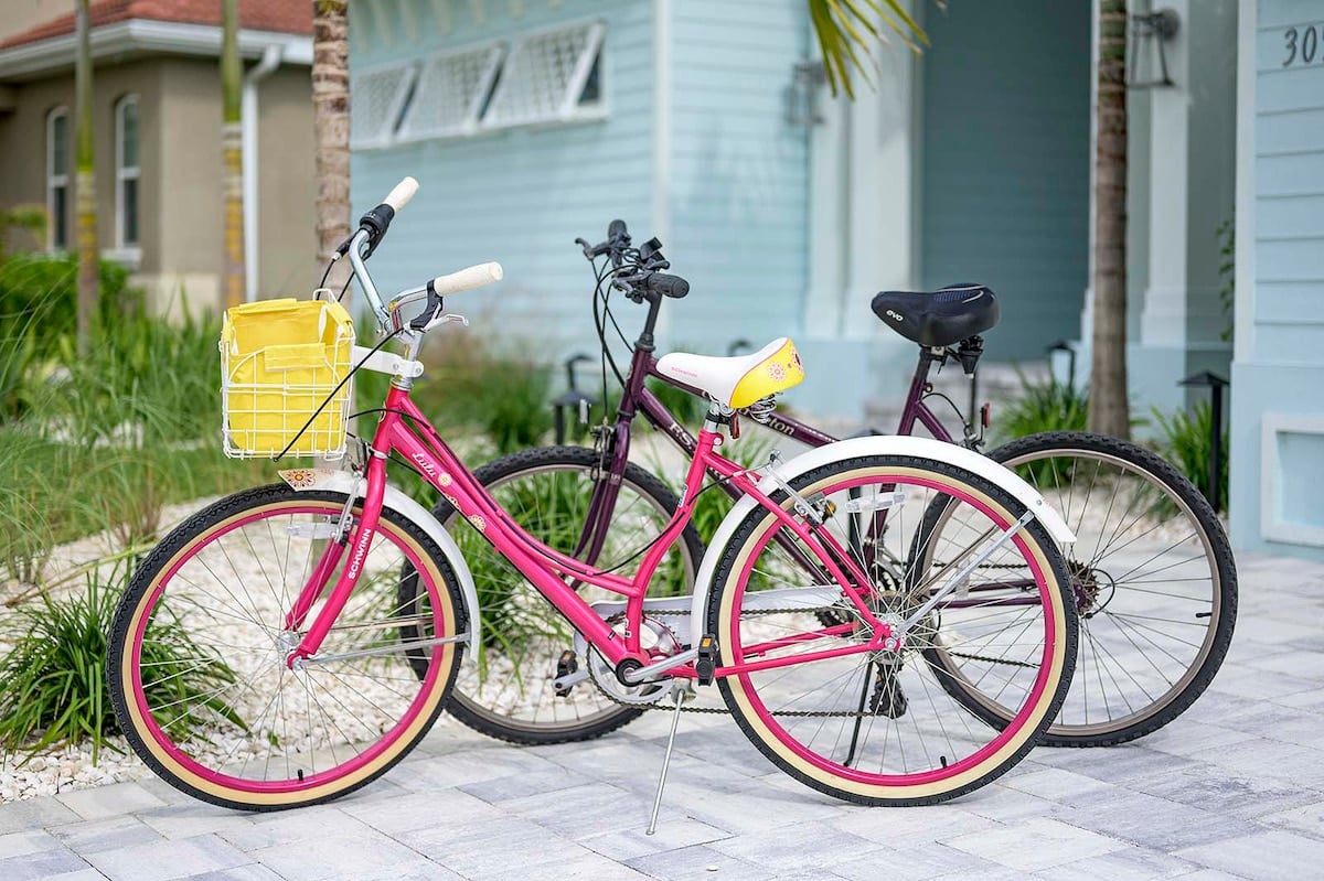 Privater Salzwasser-Pool am Kanal mit Bootsdock und Sitzbereich im Außenbereich.